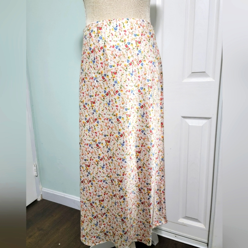 NWT Have a touch of spring all year with this beautiful skirt from Francesca's